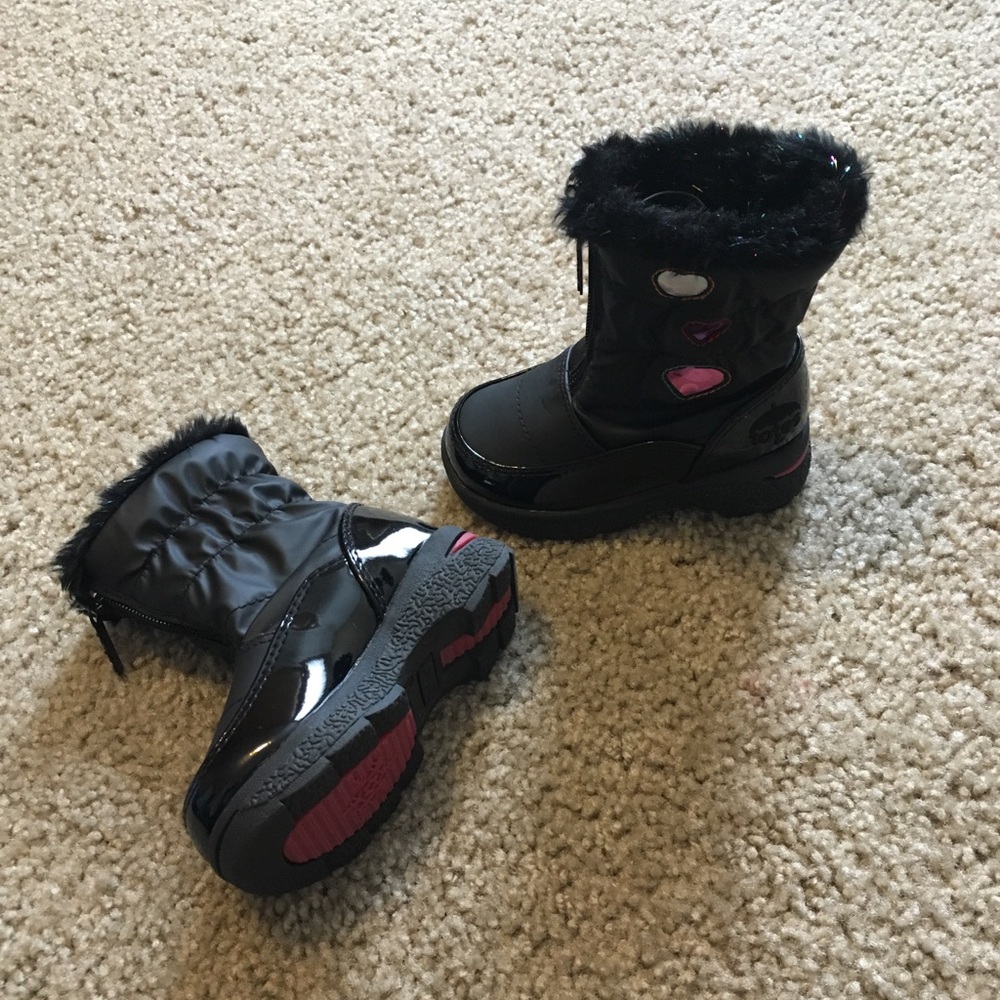 Winter boots with pink hearts